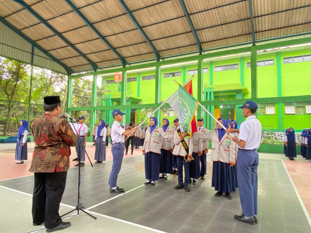 Prosesi pengukuhan oleh Kepala Madrasah
