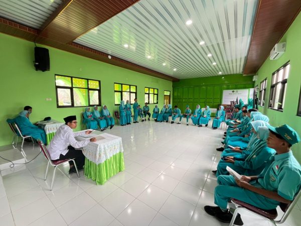 MEMPERKOKOH AKIDAH DAN FIQIH: MTsN 4 BLITAR GELAR LOMBA KEILMUAN PESANTREN DALAM RANGKA HARI SANTRI NASIONAL