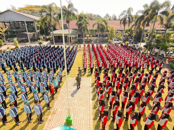 Sinergi Karakter Unggul: Menakar Kedisiplinan Murid MTsN 4 Blitar Lewat Tempaan Keras Latihan Baris-Berbaris Bersama TNI Koramil Gandusari